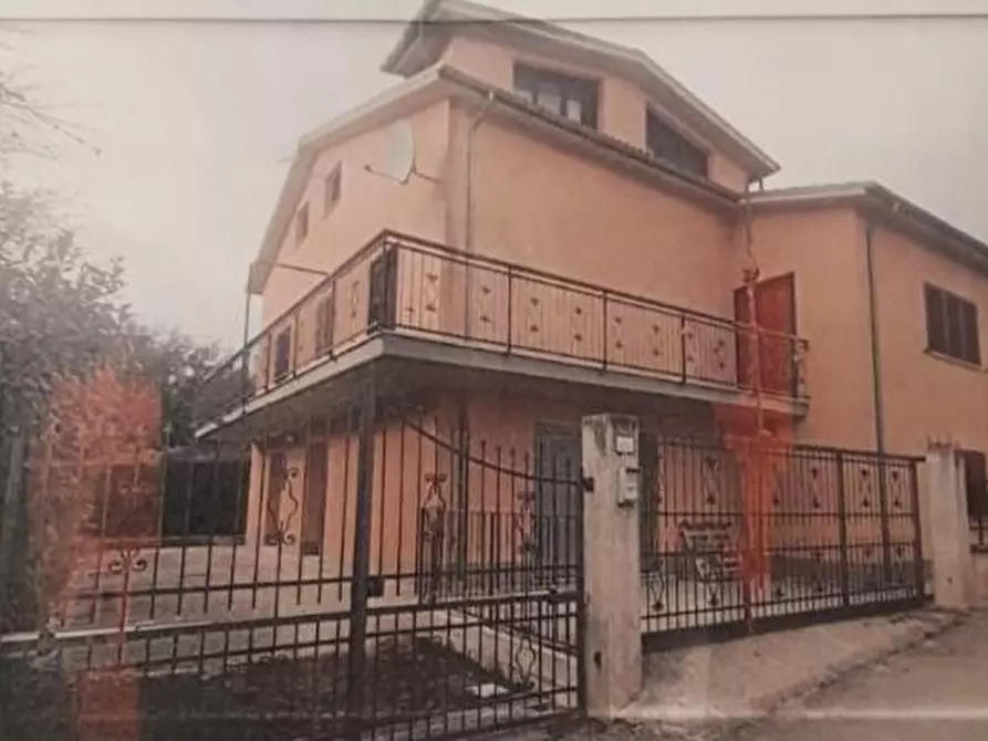 Immagine 1 di Villa in vendita  a L'aquila