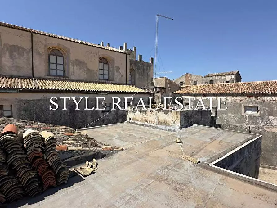 Immagine 14 di Palazzo in vendita  in Via Pietro - a Siracusa