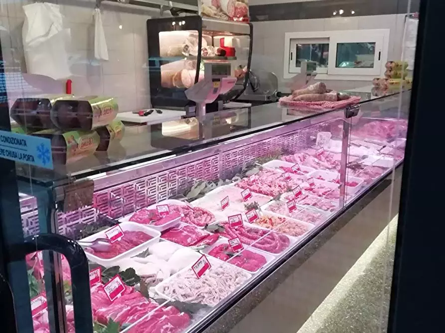 Immagine 4 di Attività commerciale in vendita  a Savona