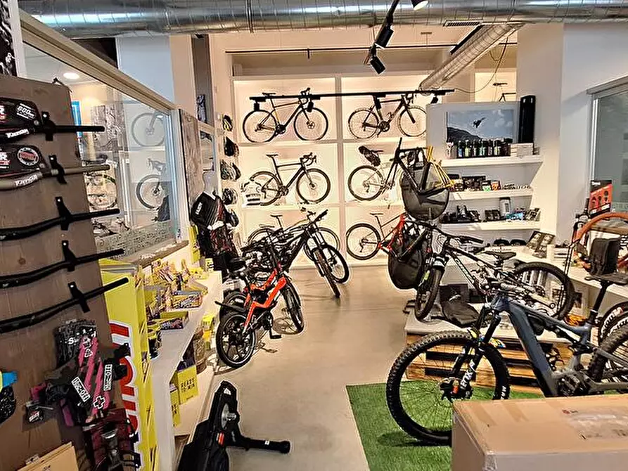 Immagine 4 di Locale commerciale in vendita  in via arò 66 a Asti