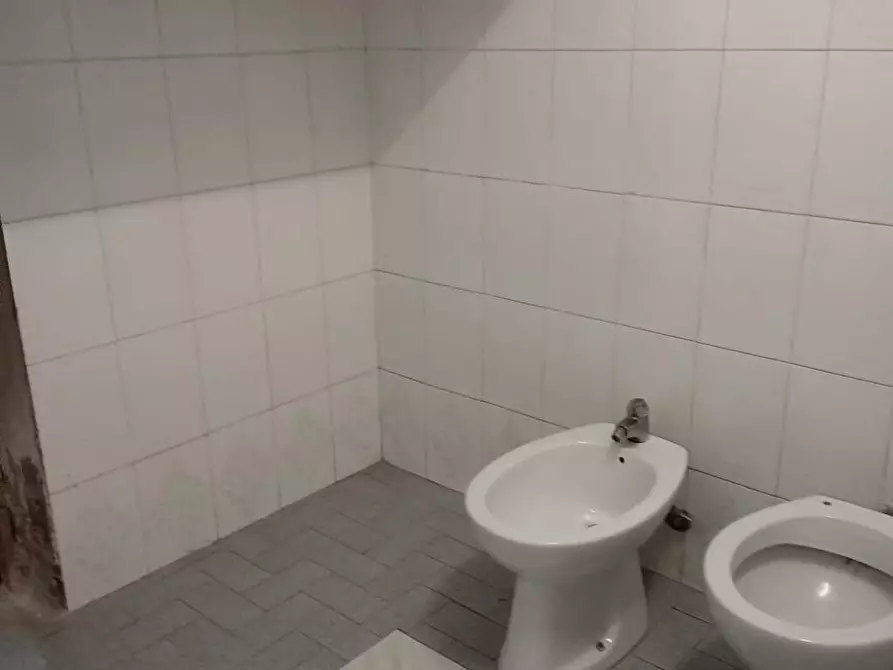 Immagine 2 di Locale commerciale in affitto  in Via Caduti Per la Patria 54 a Striano