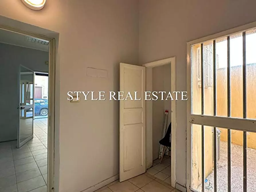 Immagine 17 di Locale commerciale in vendita  in Via Antioco 8/10/12 a Siracusa