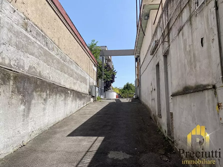 Immagine 10 di Locale commerciale in vendita  in VIA DI BRAVETTA 112 a Roma