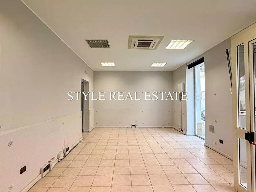 Immagine 37 di Locale commerciale in vendita  in Via Antioco 8/10/12 a Siracusa