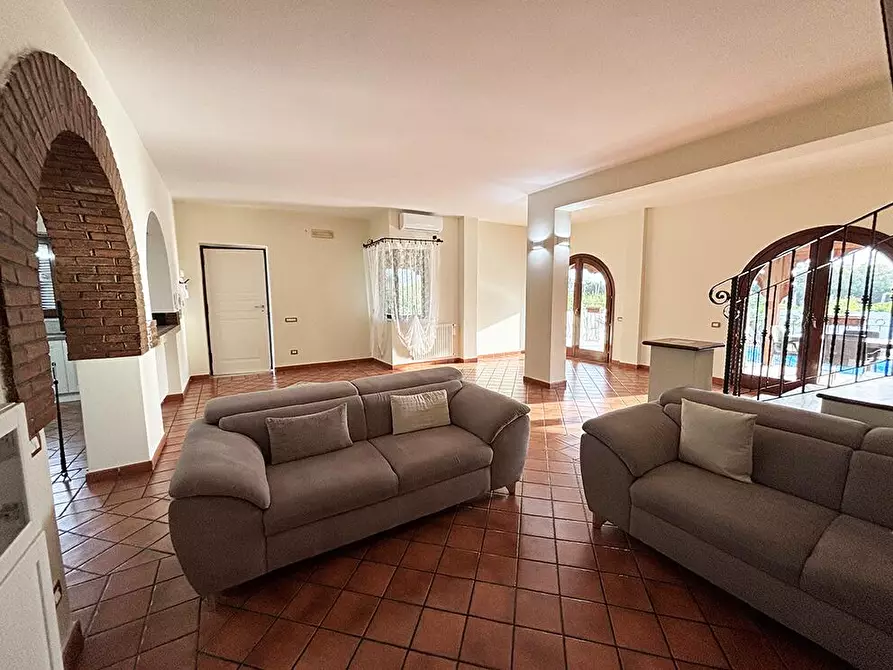 Immagine 14 di Villa in vendita  in Via Masseria Vecchia snc a Giugliano In Campania