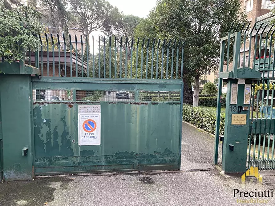 Immagine 1 di Box auto in vendita  in VIA DELLA CONSOLATA  19 a Roma