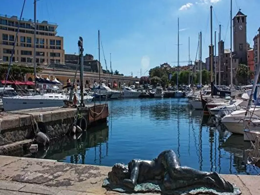 Immagine 2 di Attività commerciale in vendita  a Savona