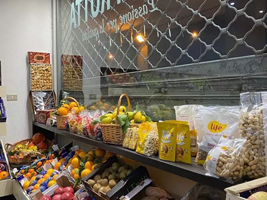 Immagine 3 di Attività commerciale in vendita  a Savona