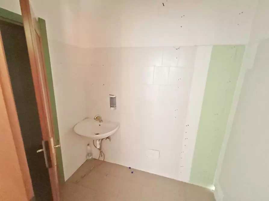 Immagine 11 di Locale commerciale in vendita  in Via Savoia 42 a Sassari