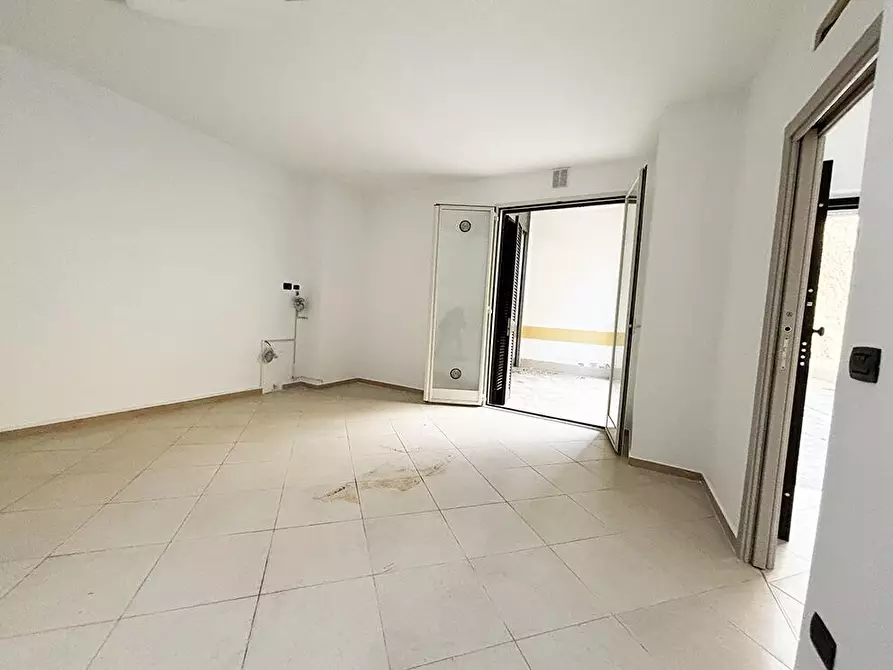 Immagine 12 di Locale commerciale in affitto  in Via Orazio Quinto Flacco 5 a Aversa