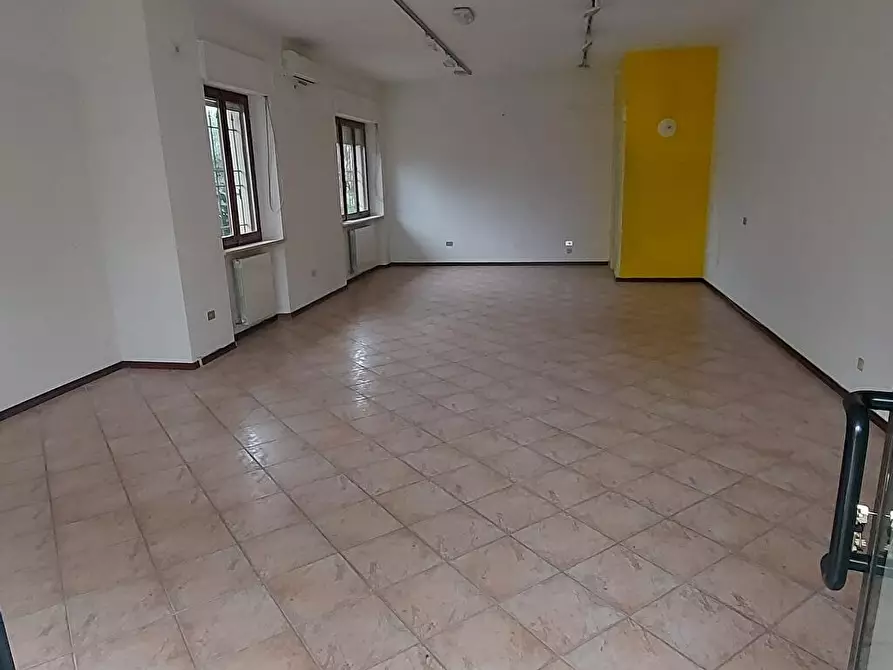 Immagine 2 di Locale commerciale in affitto  a Corridonia