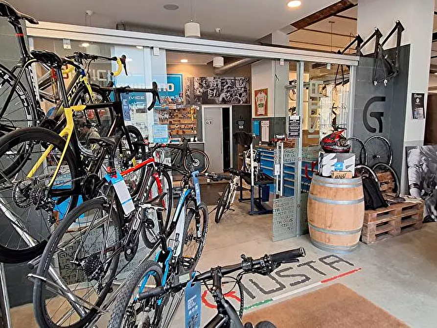 Immagine 12 di Locale commerciale in vendita  in via arò 66 a Asti