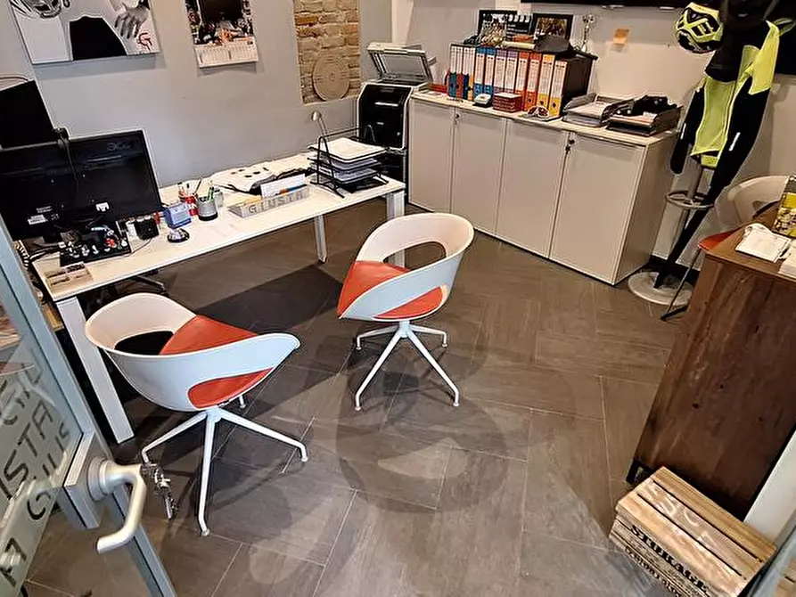 Immagine 7 di Locale commerciale in vendita  in via arò 66 a Asti