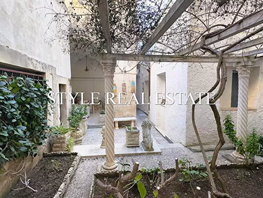 Immagine 15 di Palazzo in vendita  in Via Pietro - a Siracusa