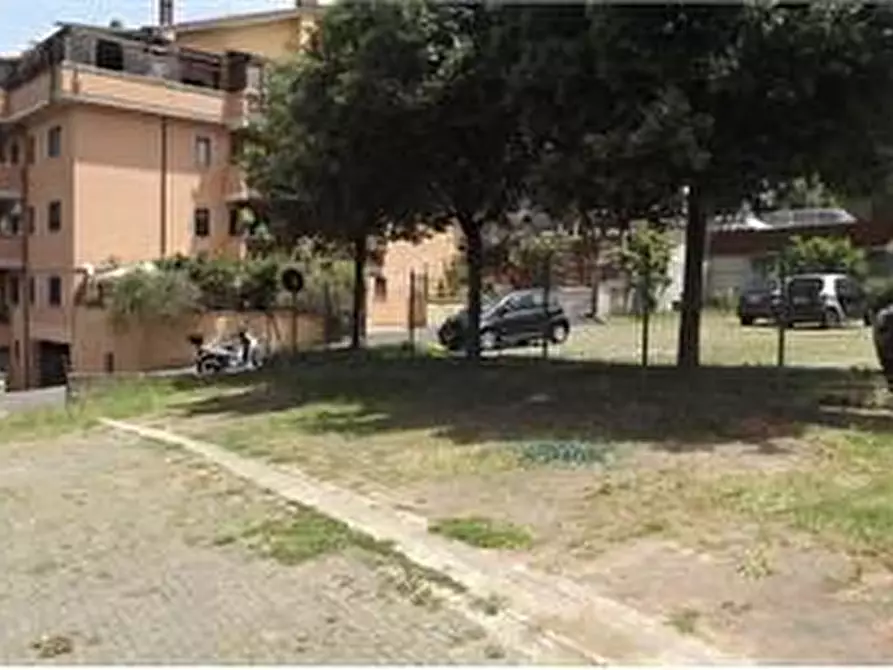 Immagine 2 di Posto auto in affitto  in VIa del fontanile arenato 308 a Roma