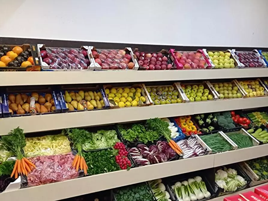 Immagine 2 di Attività commerciale in vendita  a Savona