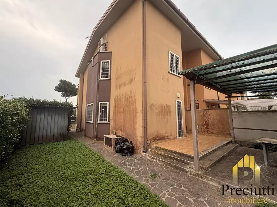 Immagine 1 di Villa in vendita  in VIA DELLA PINETA DI FREGENE 1 a Fiumicino