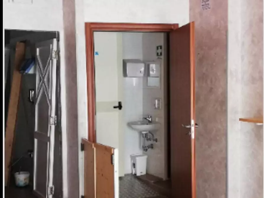 Immagine 4 di Locale commerciale in affitto  in Via Rocco Larussa  53 a Villa San Giovanni