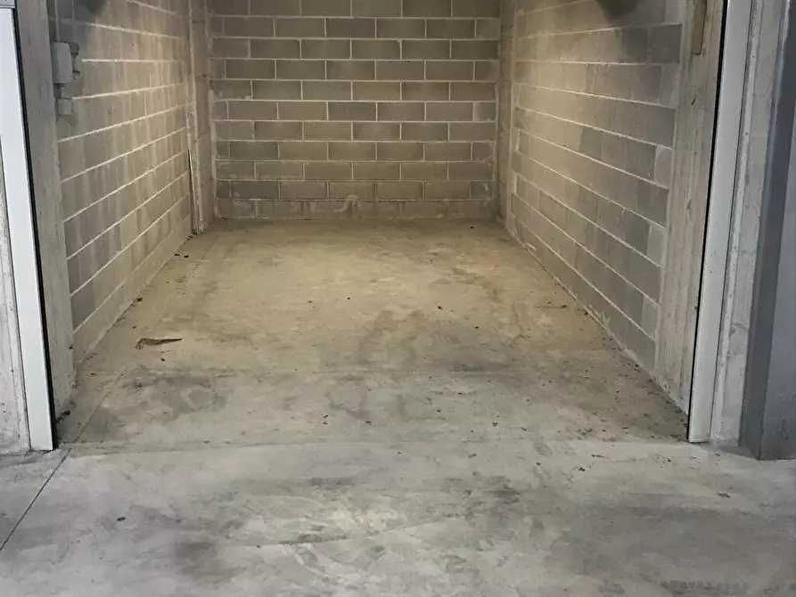 Immagine 2 di Box auto in affitto  in Via Bernardo Cavallino  70 a Napoli