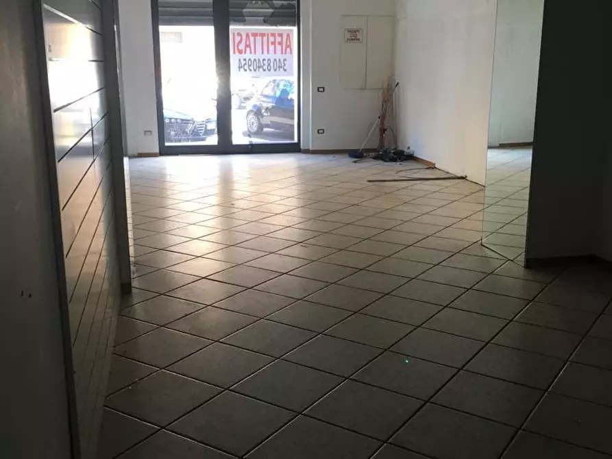 Immagine 4 di Locale commerciale in affitto  in VIALE DEL LAVORO  78 a Castrovillari