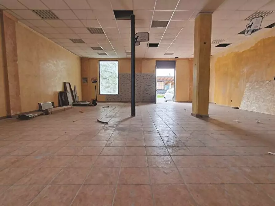 Immagine 4 di Locale commerciale in affitto  in Viale Verbano 62 a Gavirate