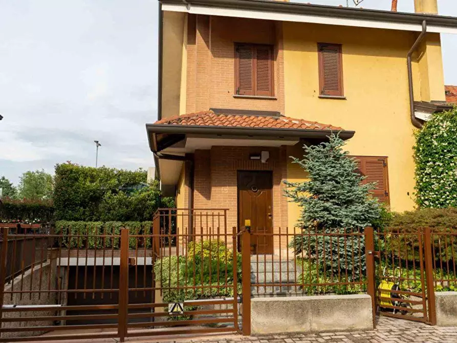 Immagine 1 di Villa in affitto  in Via Ugo la Malfa  3 a Paderno Dugnano