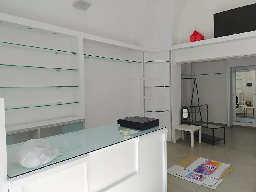 Immagine 2 di Locale commerciale in vendita  in Via Provinciale  124 a Guagnano