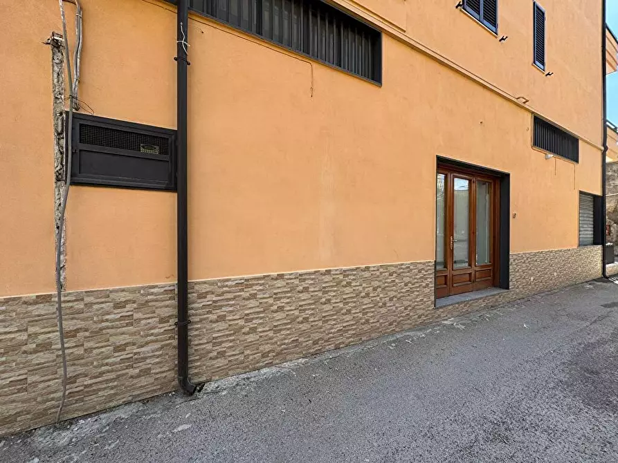 Immagine 1 di Locale commerciale in vendita  in Via Piazza Lago 1 a Sarno