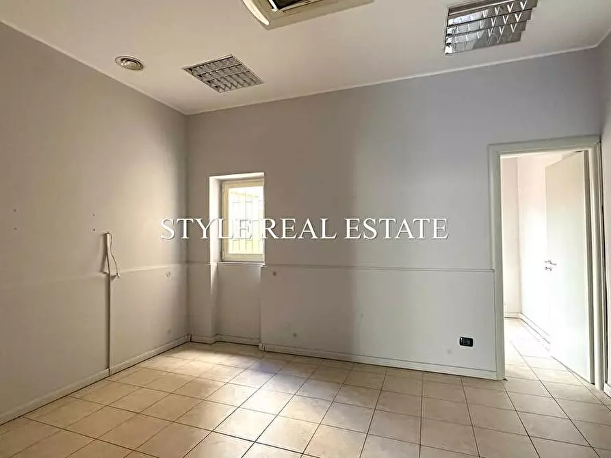 Immagine 13 di Locale commerciale in vendita  in Via Antioco 8/10/12 a Siracusa