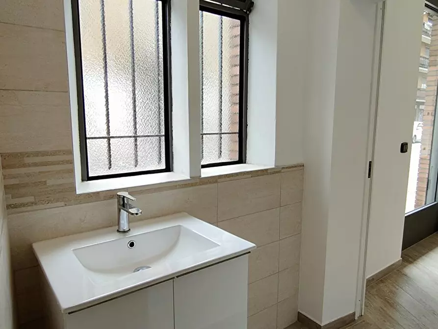 Immagine 9 di Attività commerciale in affitto  in Viale Valganna 1 a Varese