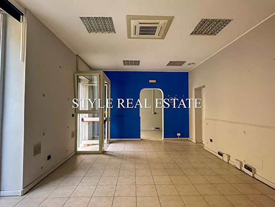 Immagine 12 di Locale commerciale in vendita  in Via Antioco 8/10/12 a Siracusa