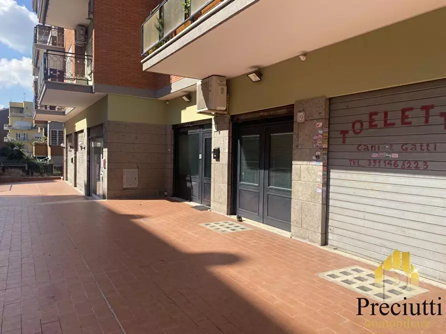 Immagine 2 di Negozio in vendita  in VIA FRANCESCO VETTORI 19 a Roma