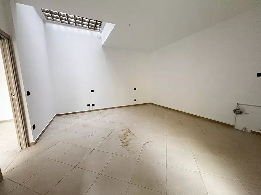 Immagine 10 di Locale commerciale in affitto  in Via Orazio Quinto Flacco 5 a Aversa