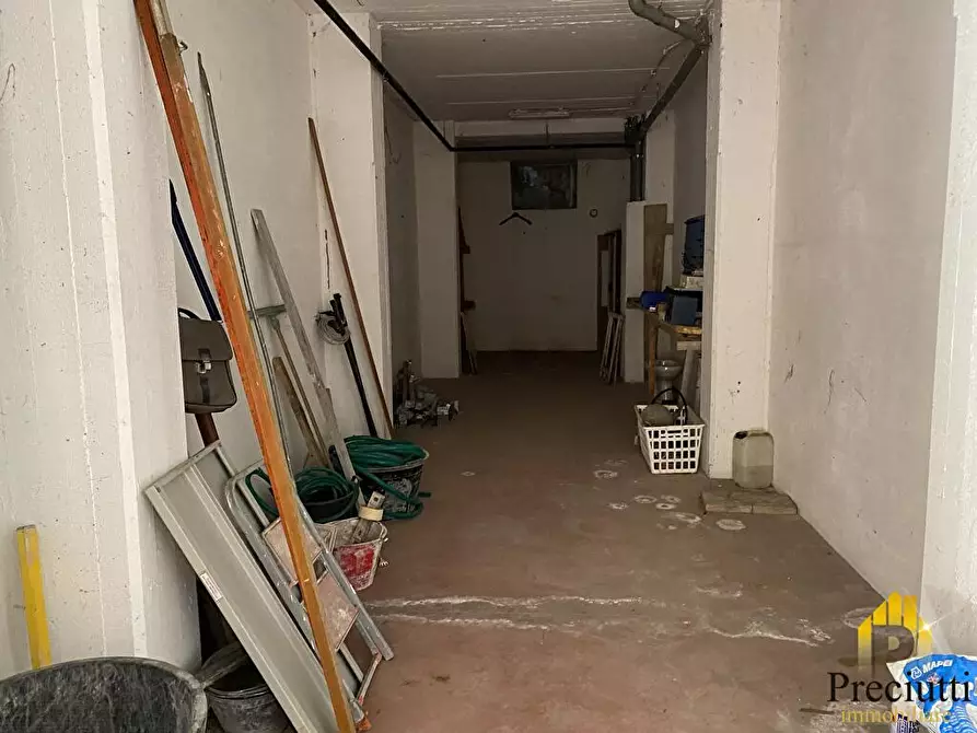 Immagine 1 di Box auto in vendita  in VIA DEL FONTANILE ARENATO 308 a Roma