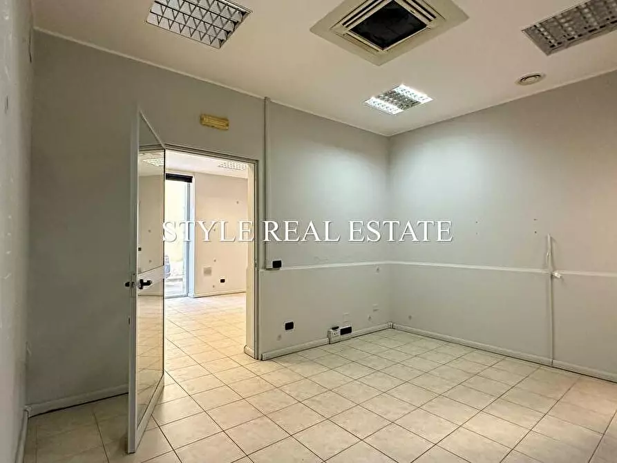 Immagine 18 di Locale commerciale in vendita  in Via Antioco 8/10/12 a Siracusa