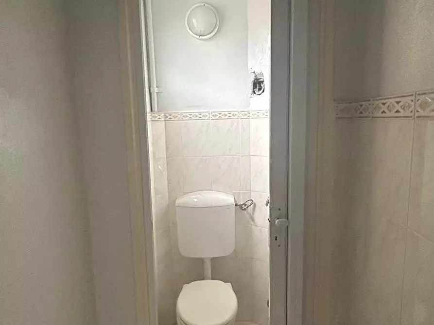 Immagine 6 di Attività commerciale in affitto  a Parma