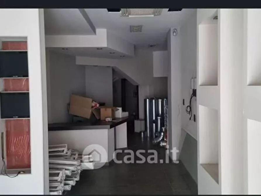 Immagine 1 di Attività commerciale in affitto  a Avellino