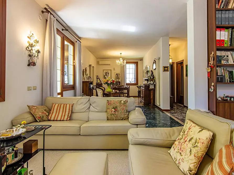 Immagine 1 di Villa in vendita  in Via Ugo Foscolo 9 a Vicenza