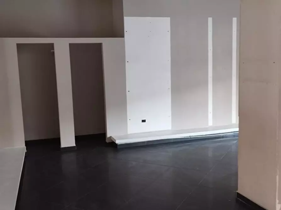 Immagine 3 di Locale commerciale in affitto  in strada provinciale puglie 55 a Napoli