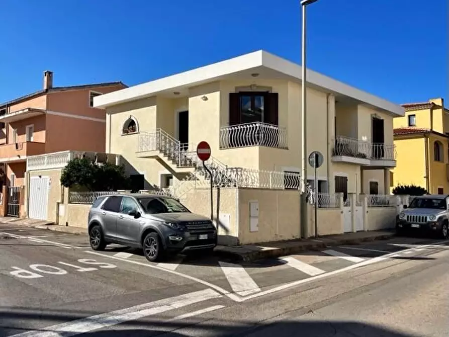 Immagine 2 di Villa in vendita  a Olbia