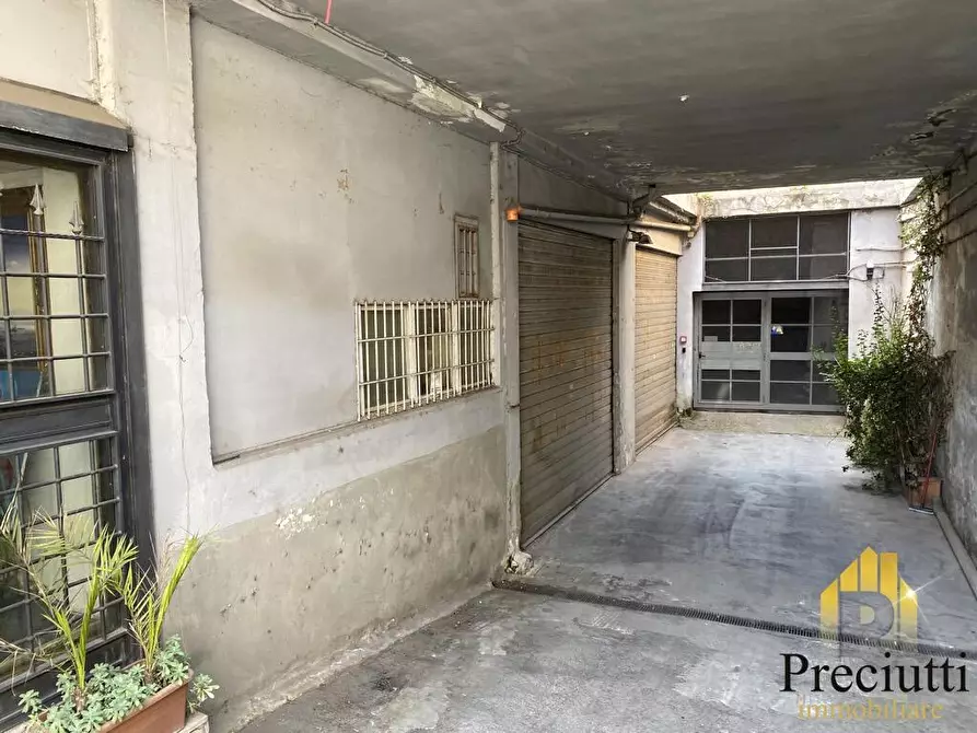 Immagine 13 di Locale commerciale in vendita  in VIA DI BRAVETTA 112 a Roma