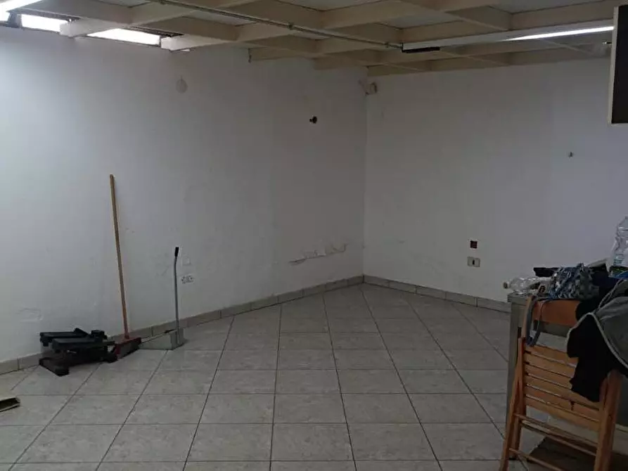 Immagine 5 di Negozio in affitto  in Via Galileo Ferraris  5 a Fasano