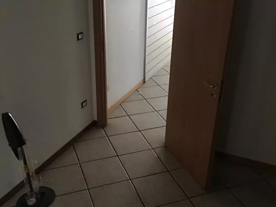 Immagine 5 di Locale commerciale in affitto  in VIALE DEL LAVORO  78 a Castrovillari