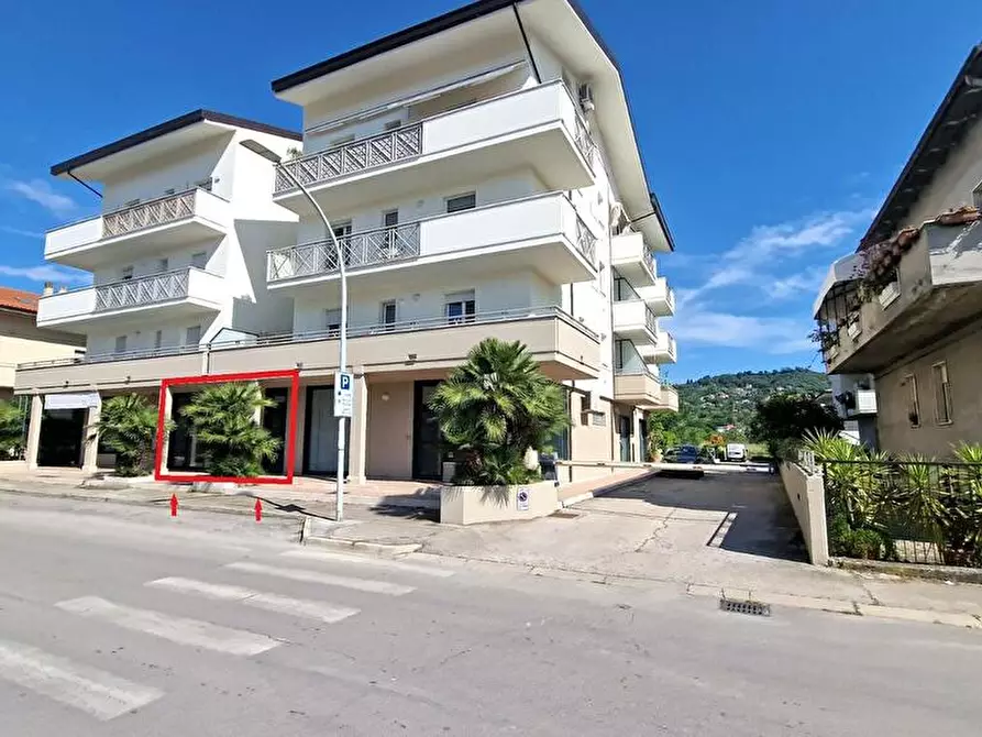 Immagine 1 di Locale commerciale in affitto  in Via Mazzini 61 a San Giovanni Teatino