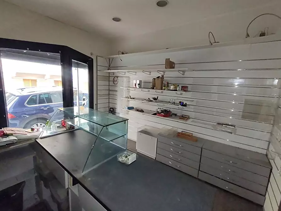 Immagine 2 di Negozio in affitto  in via Pisa 12r a Genova