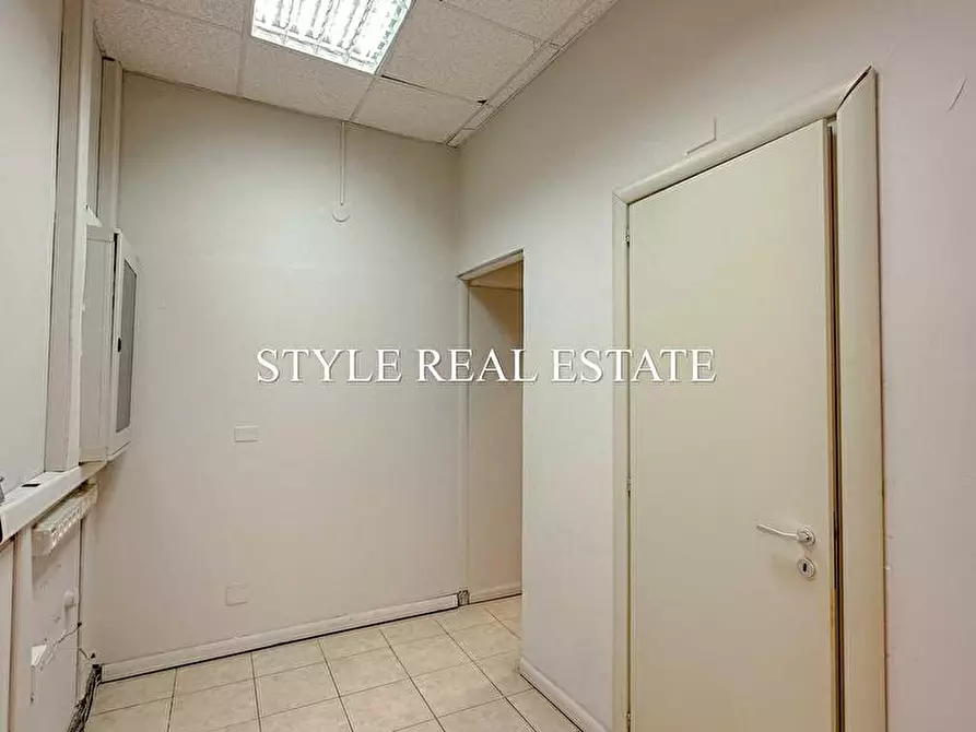 Immagine 35 di Locale commerciale in vendita  in Via Antioco 8/10/12 a Siracusa