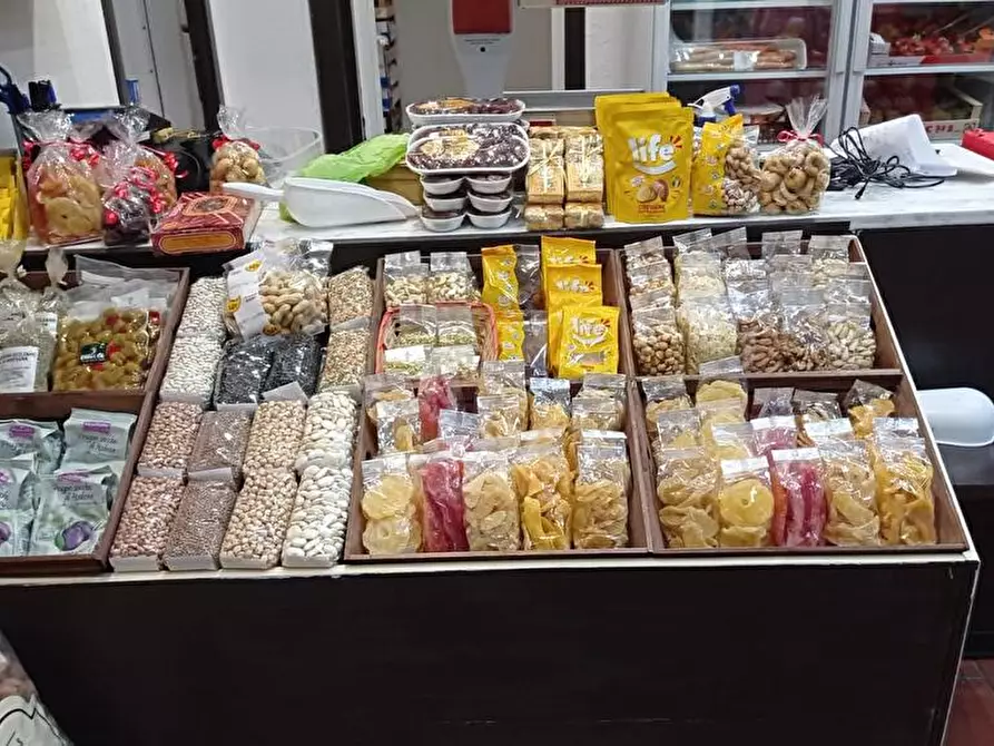 Immagine 5 di Attività commerciale in vendita  a Savona