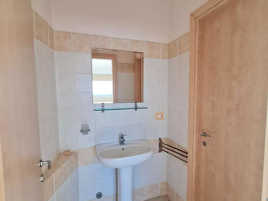 Immagine 4 di Ufficio in affitto  a Capannori