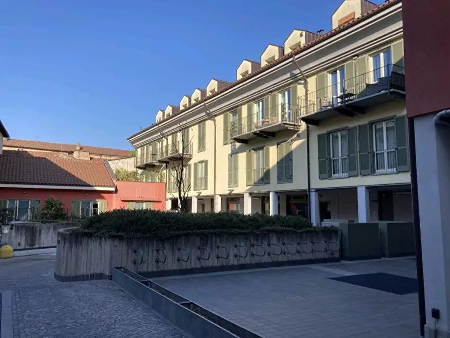 Immagine 2 di Attività commerciale in affitto  a Chieri