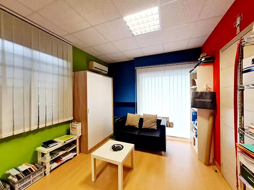 Immagine 3 di Ufficio in affitto  a Capannori